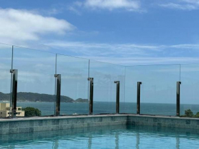 Apto com piscina aquecida perto do mar